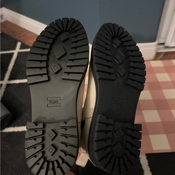 Toms Dakota boot size 7.5 Brand New without the box color light beige - Picture 4 of 4